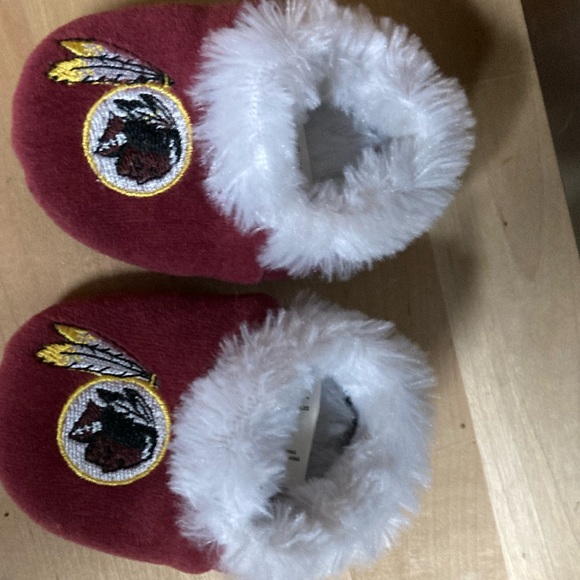 INFANT NFL RETIRED WASHINGTON REDSKINS SLIPPERS - Picture 1 of 3